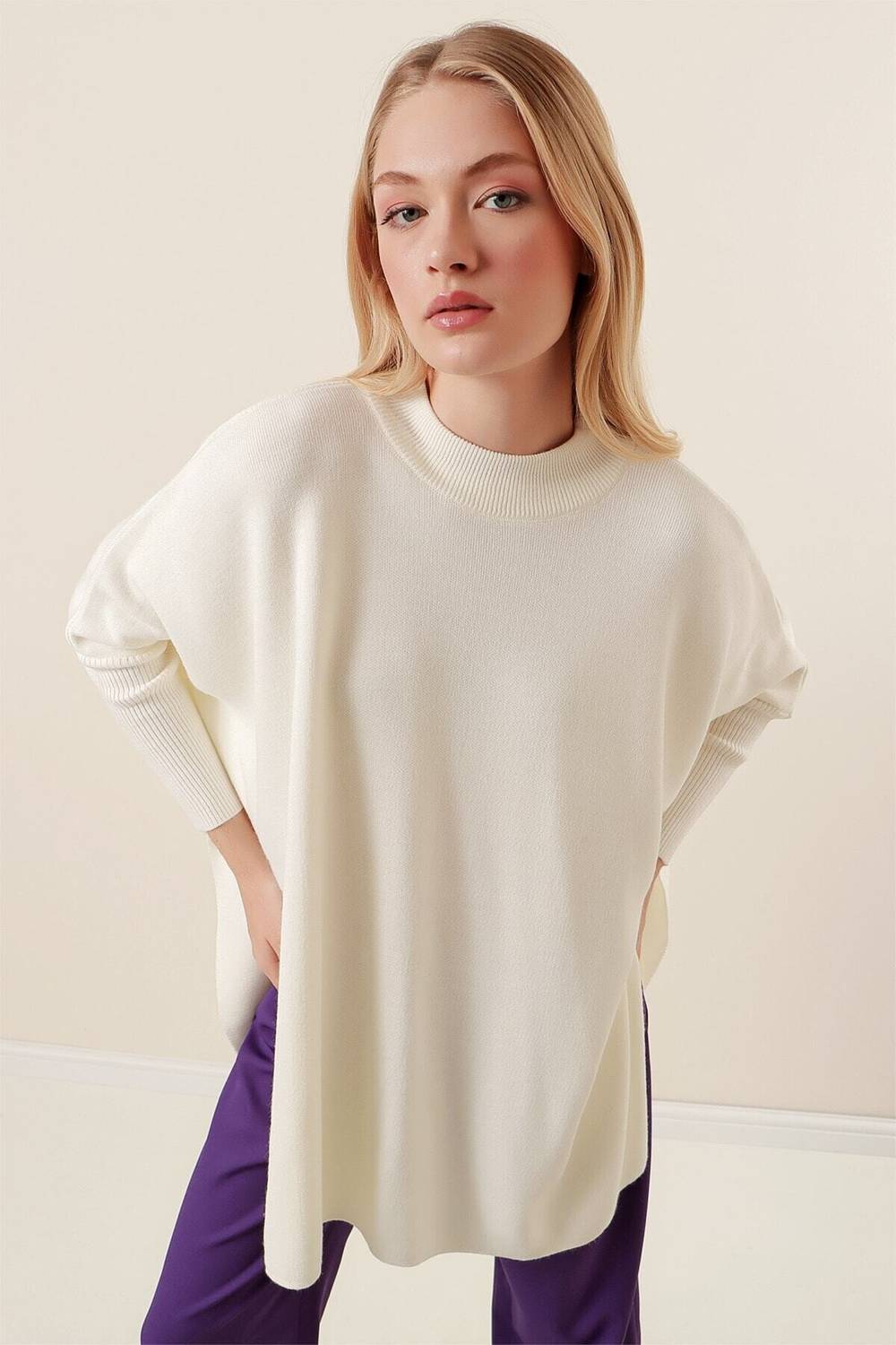 Жіночий білий трикотажний светр-пончо з розрізом HZL23W-BD1100761