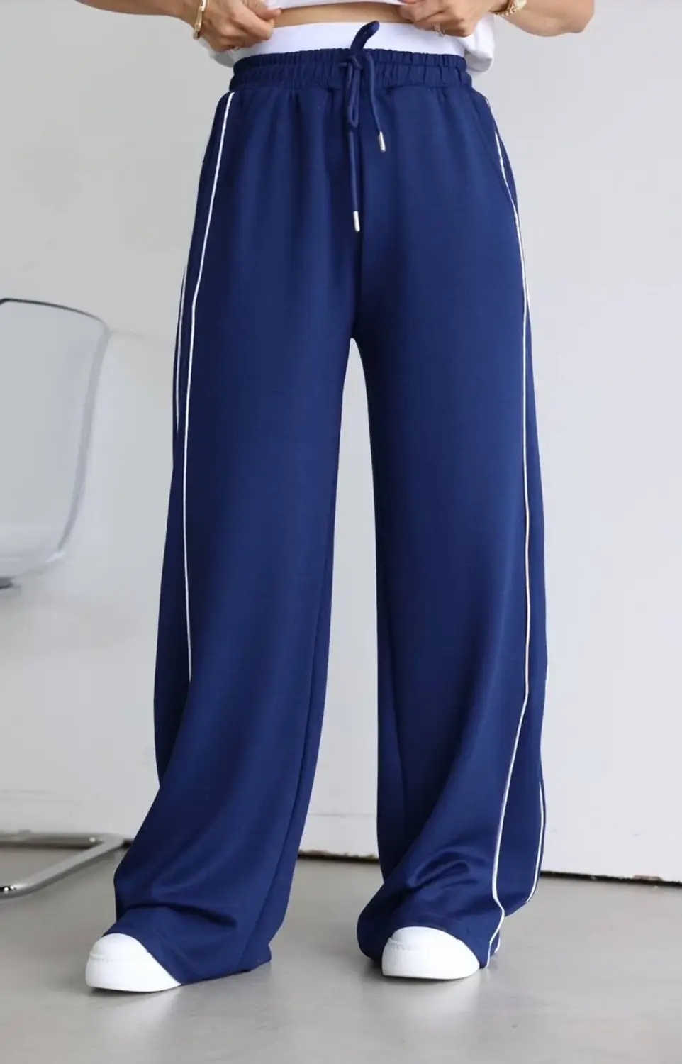 Женские тёмно-синие спортивные брюки с карманами и эластичным поясом, свободного кроя и полосками