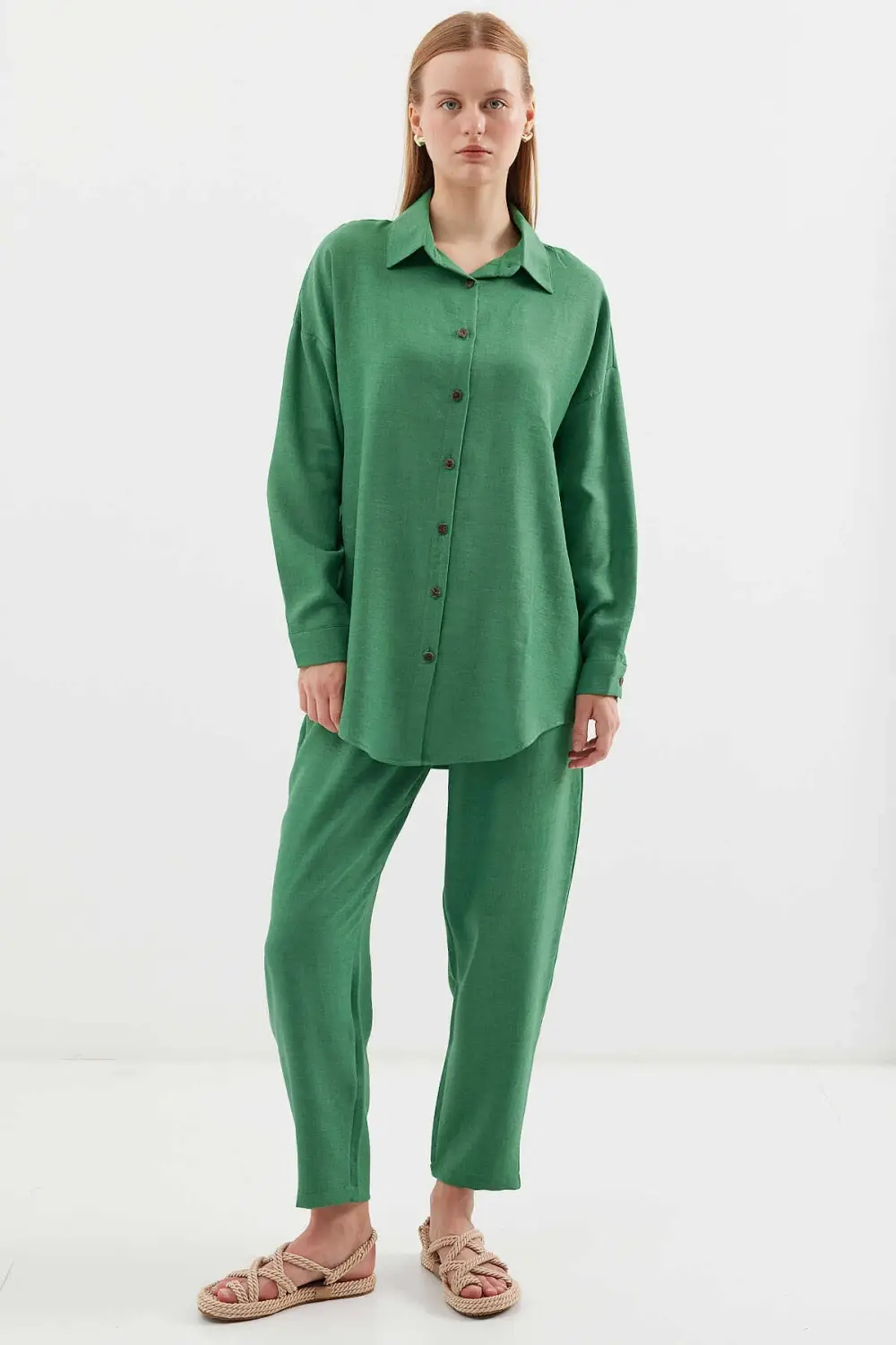 طقم كتان أخضر زمردي للنساء بأعلى وأسفل مع تنسيق فضفاض، بدون جيوب، مقاسات متنوعة