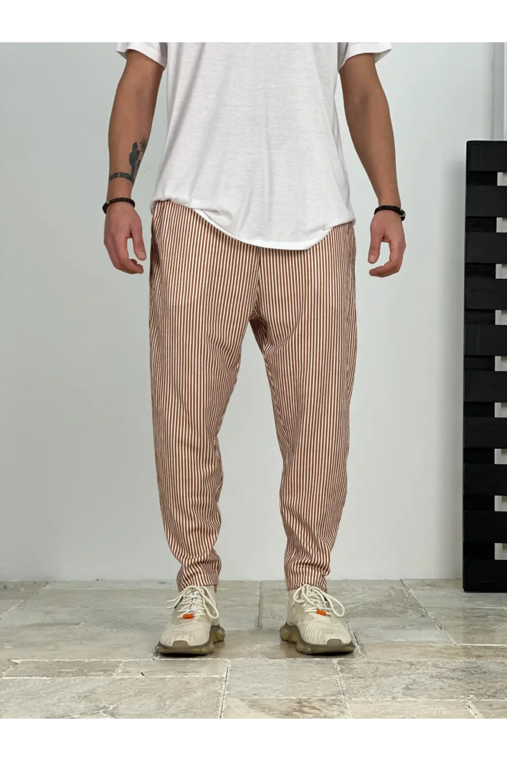 Чоловічі брюки кольору таба з білими смужками, звужені, з кишенями та шнурком на поясі, 100% бавовна