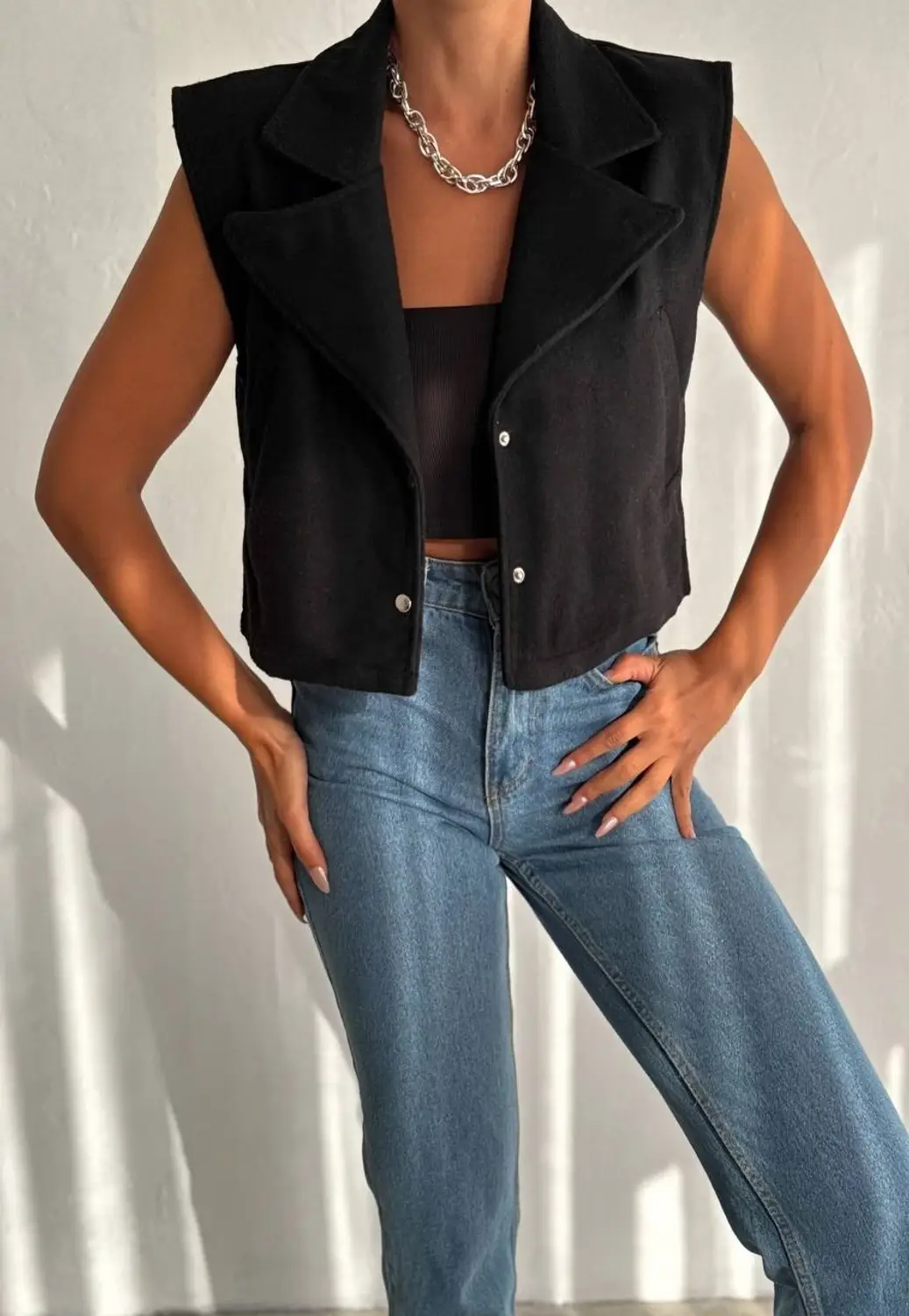 Женский черный жилет с манжетами и карманами на кнопках, 100% полиэстер, размеры 36-40, длина 45 см, обхват груди 100 см