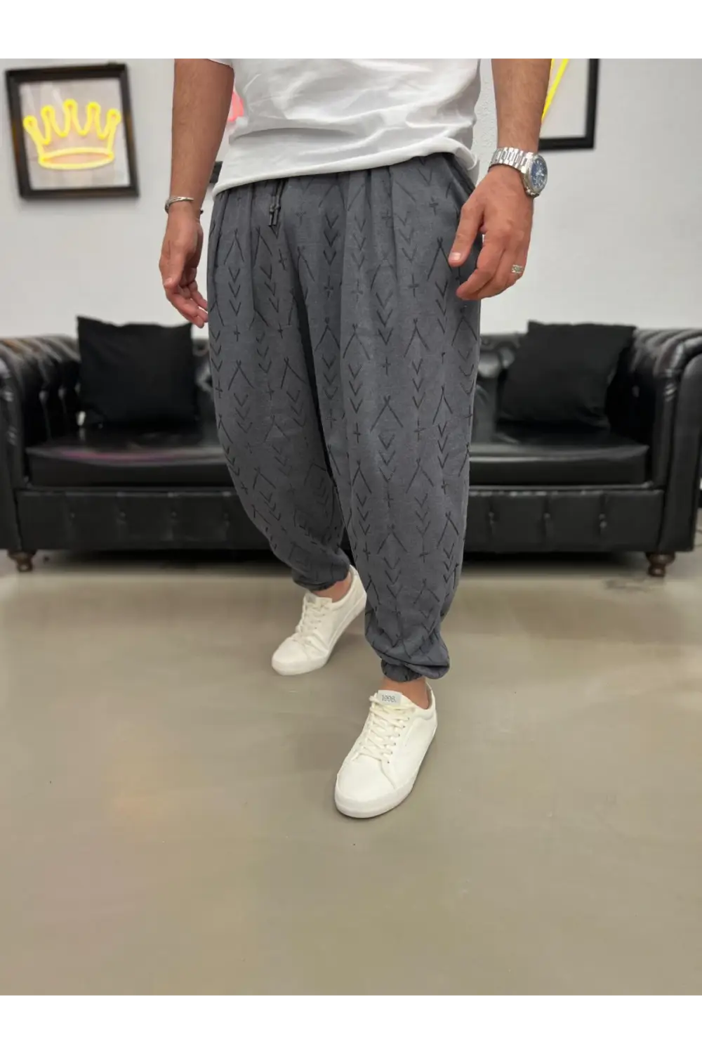 سروال رياضي للرجال بلون رمادي غامق بتصميم شبكة صغيرة بحافة مطاطية من الجانبين، مريح ويوفر حرية الحركة، مصنوع من 100% قطن