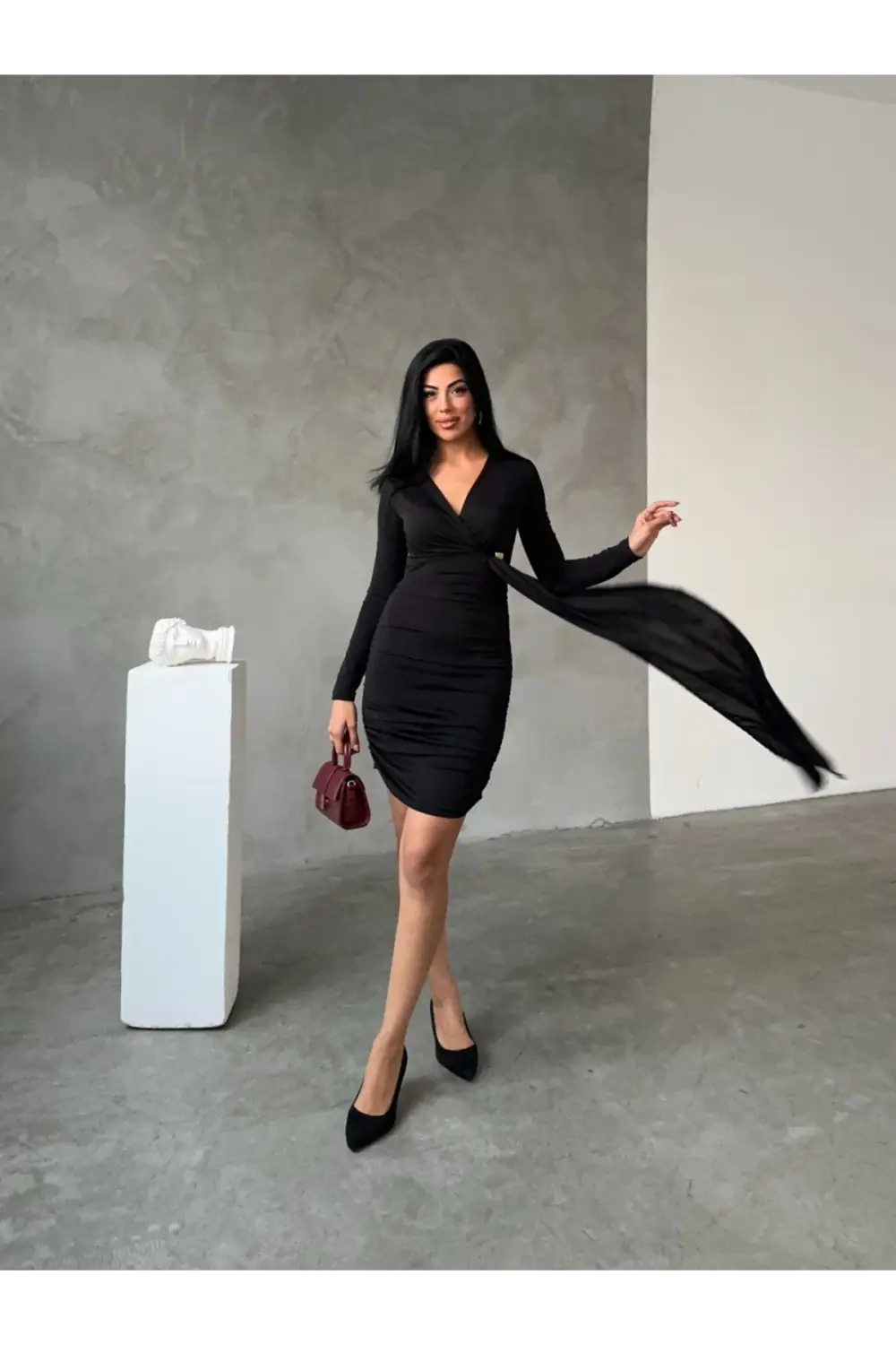 Жіноча чорна та синя сукня з V-подібним вирізом, з елементами талії та драпіровки, виготовлена з 70% бавовни та 30% поліестеру