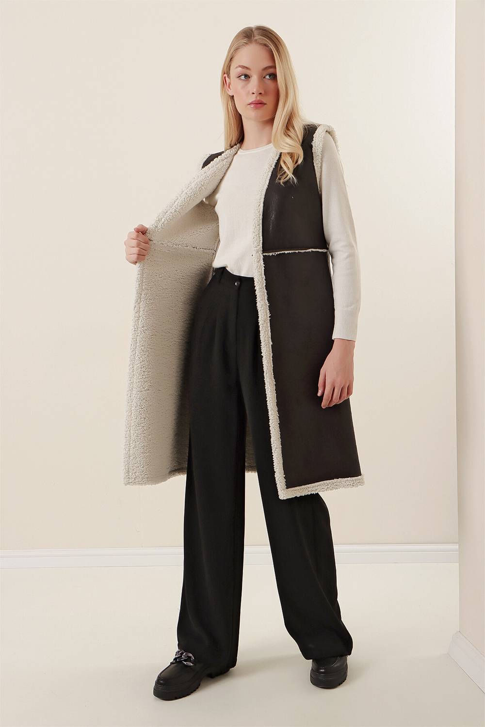 Жіночий чорний довгий жилет з штучної шкіри з підкладкою з штучного хутра