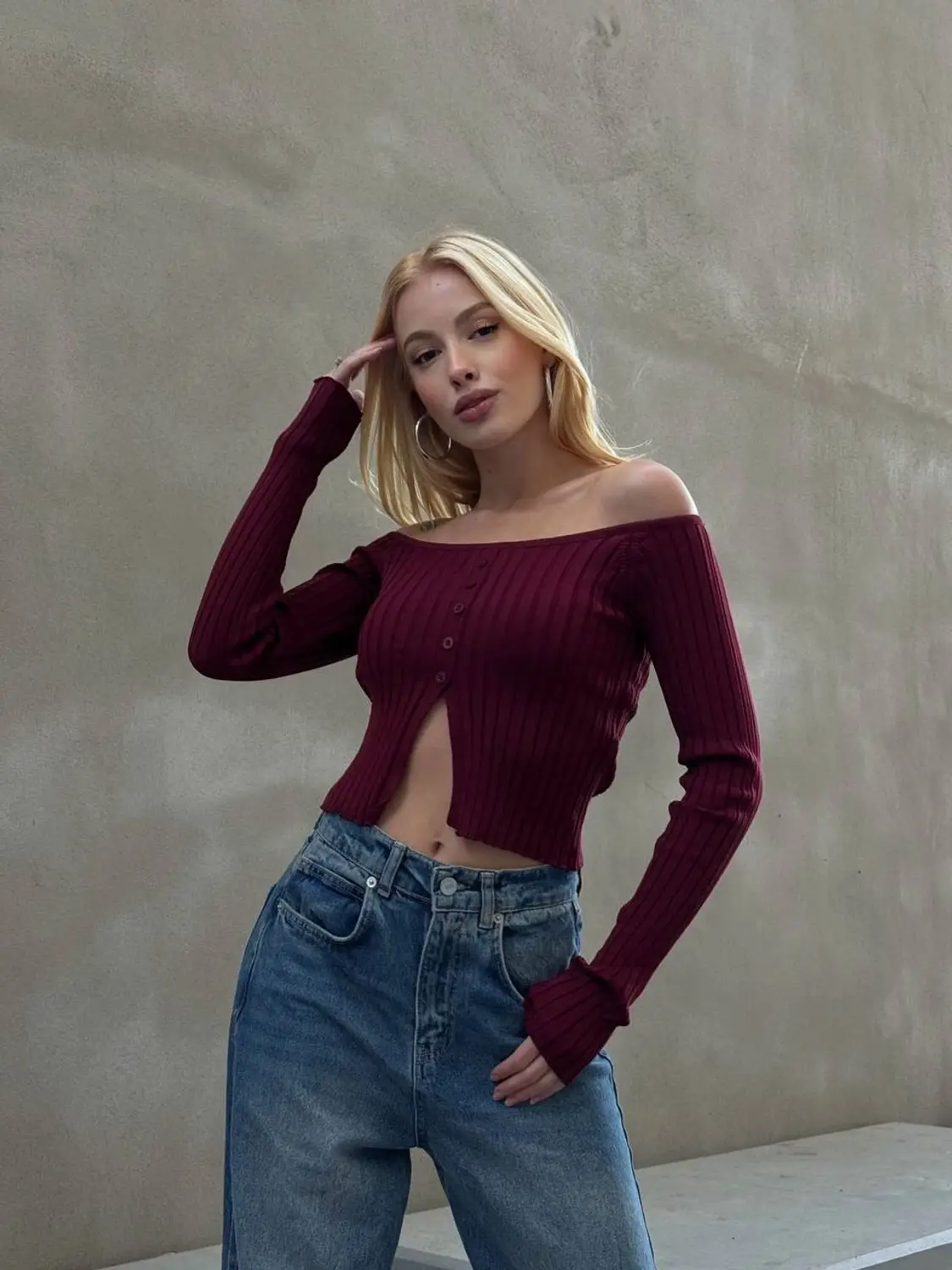 بلوز نسائي بلون بني محمر بياقة مكشوفة مزينة بأزرار أمامية مصنوعة من القماش المرن ذات تصميم تربط من الأمام بحجم قياسي