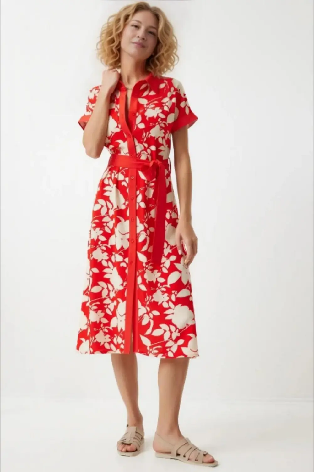 Kadın Kırmızı Krem Kuşaklı Çiçek Desenli Düğmeli Yazlık Viskon Elbise HZL24S-BD124551