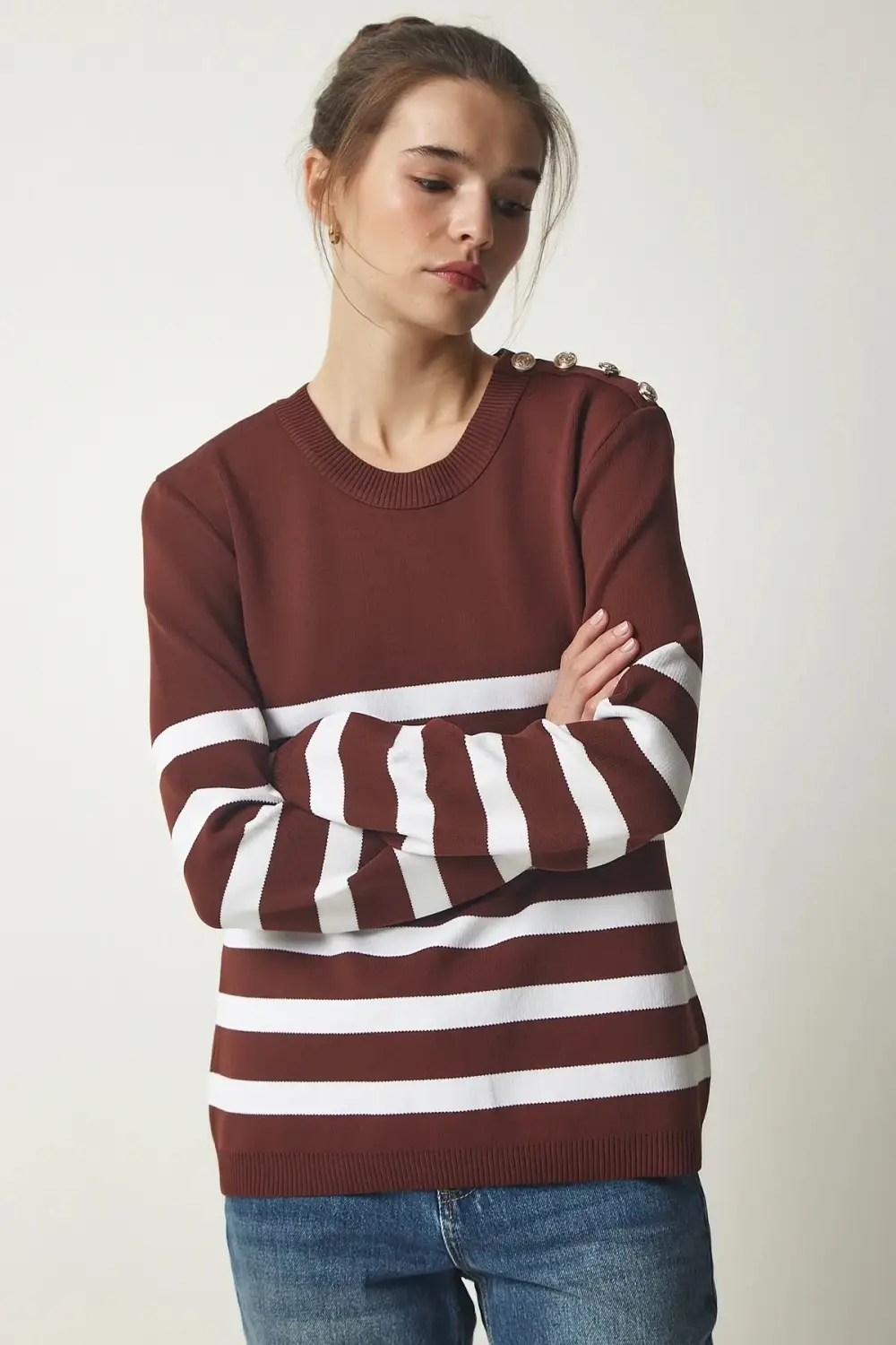 سترة نسائية مخططة بالكتف باللونين البني والأبيض وياقة دائرية HZL24W-BD1102081