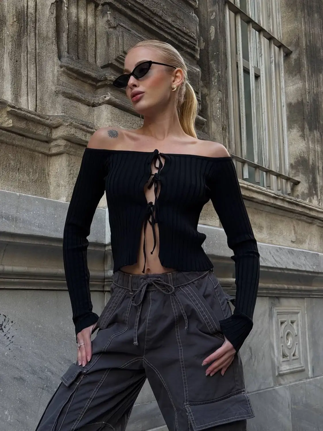 Kadın Siyah Önden Bağlamalı Madonna Yaka Crop Bluz HZL25W-ZK10331