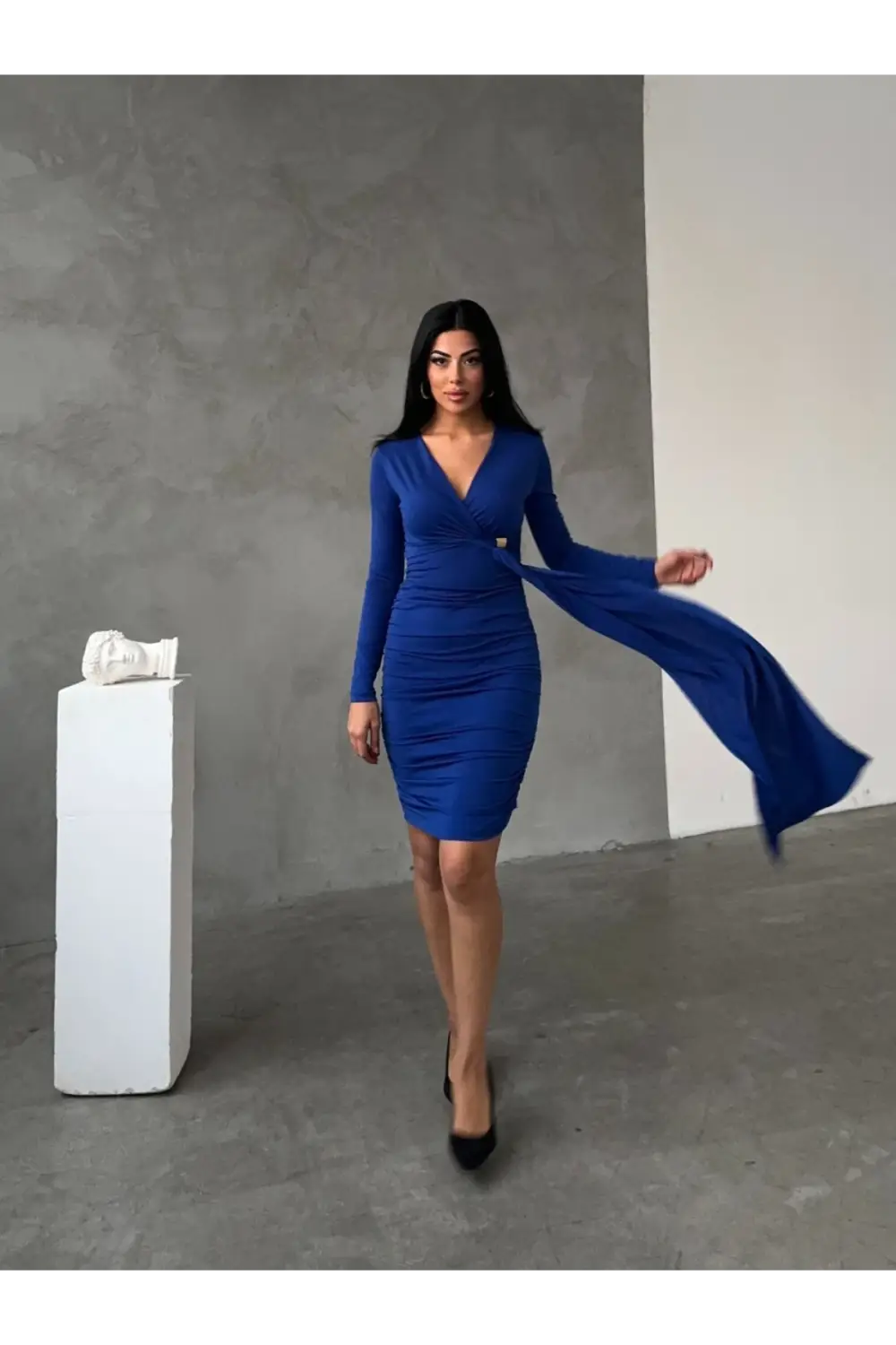 Платье с V-образным вырезом, сборкой и деталями из ткани цвета сакс синий, 70% хлопок, 30% полиэстер, идеальное для комфортного ношения