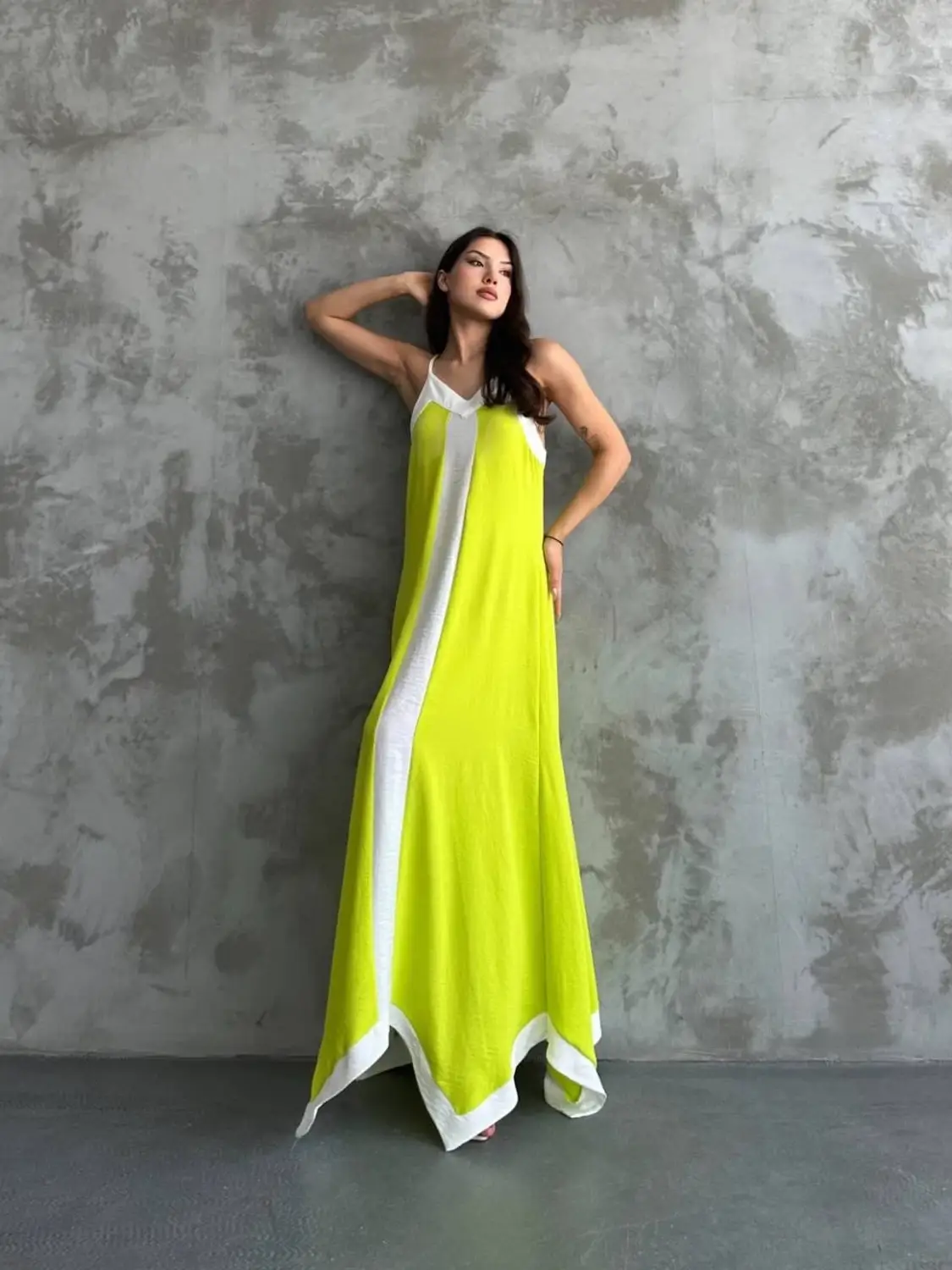 فستان نسائي بلون الفستق الأخضر بتفاصيل بيضاء وقصة غير متناظرة وأحزمة قابلة للتعديل ياقة على شكل V