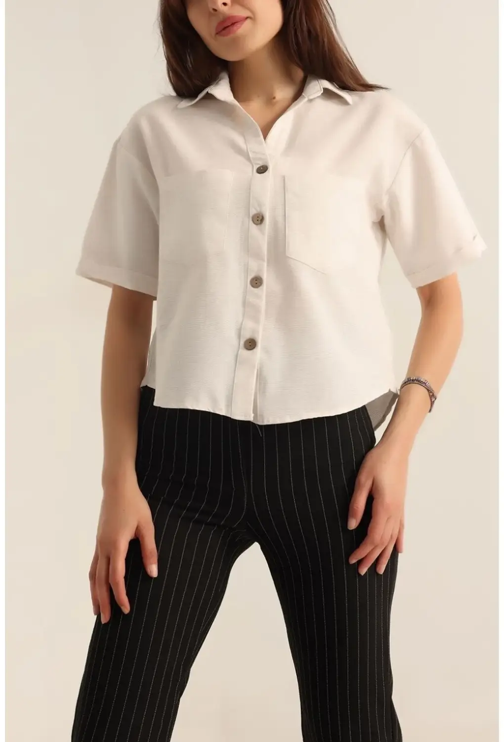 Kadın Krem Kısa Kollu Oversize Çift Cepli Keten Gömlek HZL24S-BD1201801