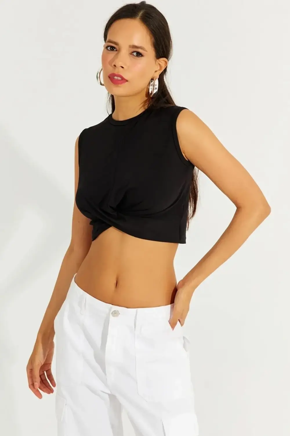 Kadın Siyah Önü Düğümlü Bisiklet Yaka Sıfır Kol Likralı Crop Bluz HZL23S-SND120181