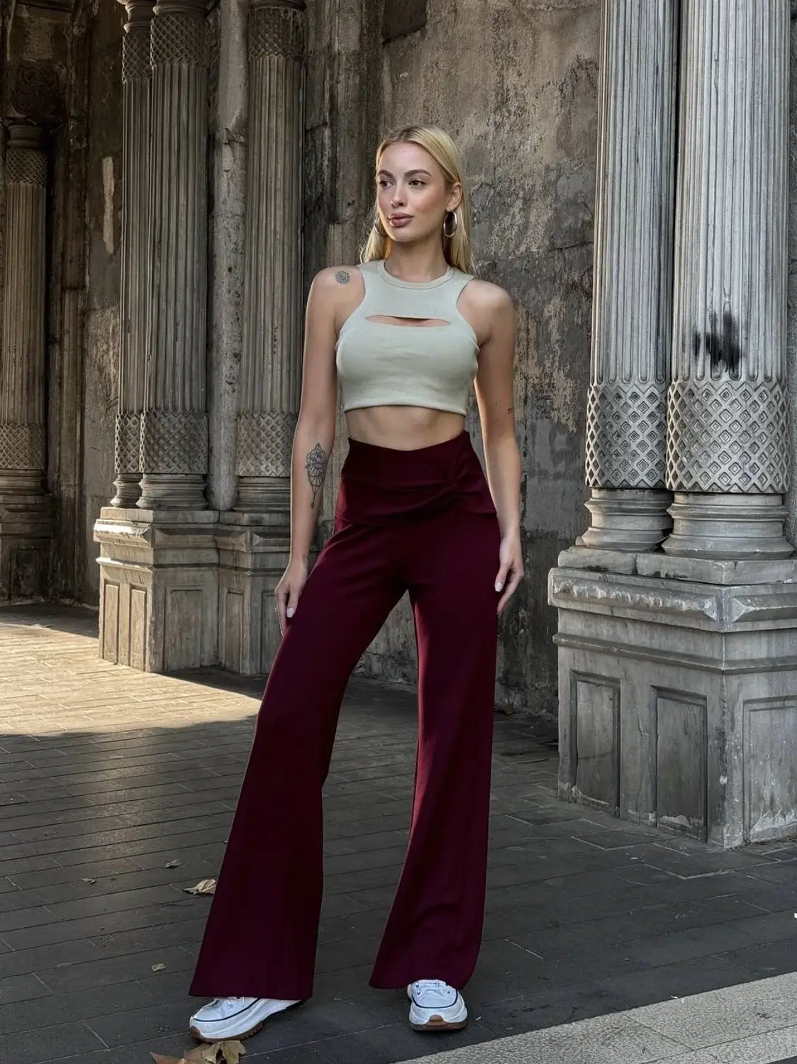 بنطلون نسائي ذو خصر مرتفع بتفاصيل حزام وقصة اسبانية بلون Bordeaux
