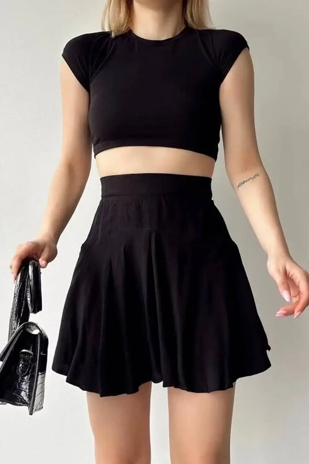 Женская черная футболка с коротким рукавом и круглым вырезом, кроп-топ, 95% полиэстер, 5% лайкра, мягкая и эластичная, размеры 34-40