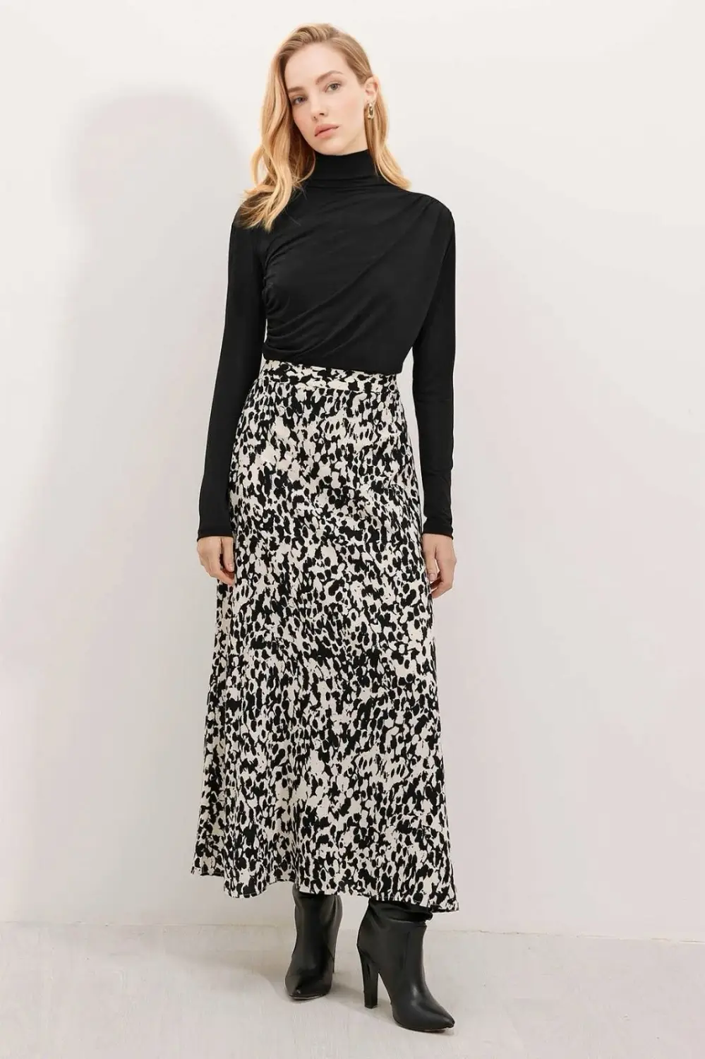 Women's Cream Black Patterned Unlined Midi Length Skirt with Elastic Waist HZL24S-BD180031