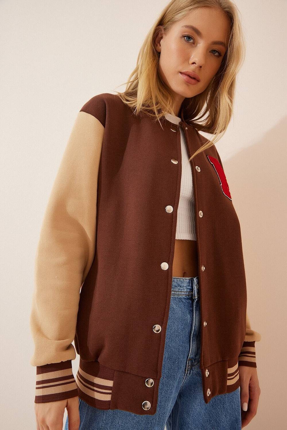 معطف نسائي محبوك باللون البني والبيج ومطرز وإغلاق سريع للكلية المرتفعة HZL23W-BD1553861