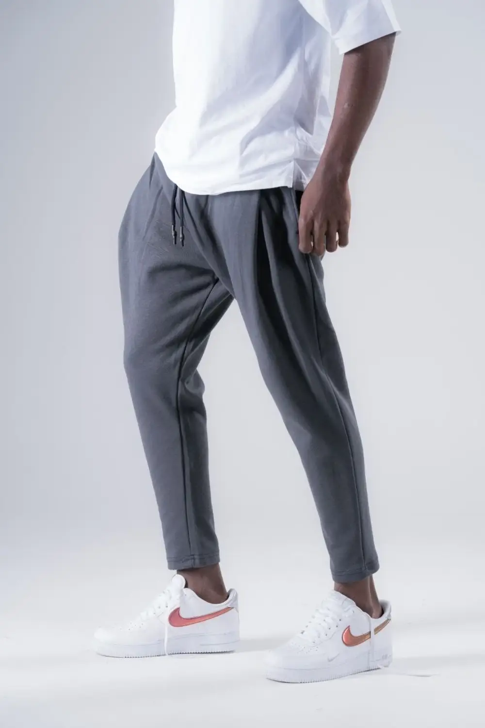 سروال رياضي للرجال بلون رمادي مع حزام قابل للتعديل وقصة مستقيمة مع جيوب، قماش مريح وتنفسي 100% قطن، تناسب كامل، متوفر بمقاسات متنوعة