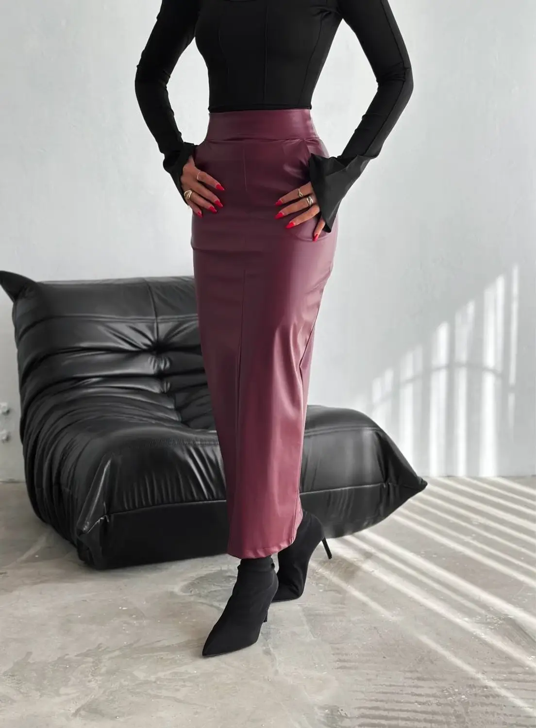 Жіноча бордова спідниця-олівець з розрізом ззаду, на замку, з кишенями, без підкладки, не просвічує, для комфортного носіння