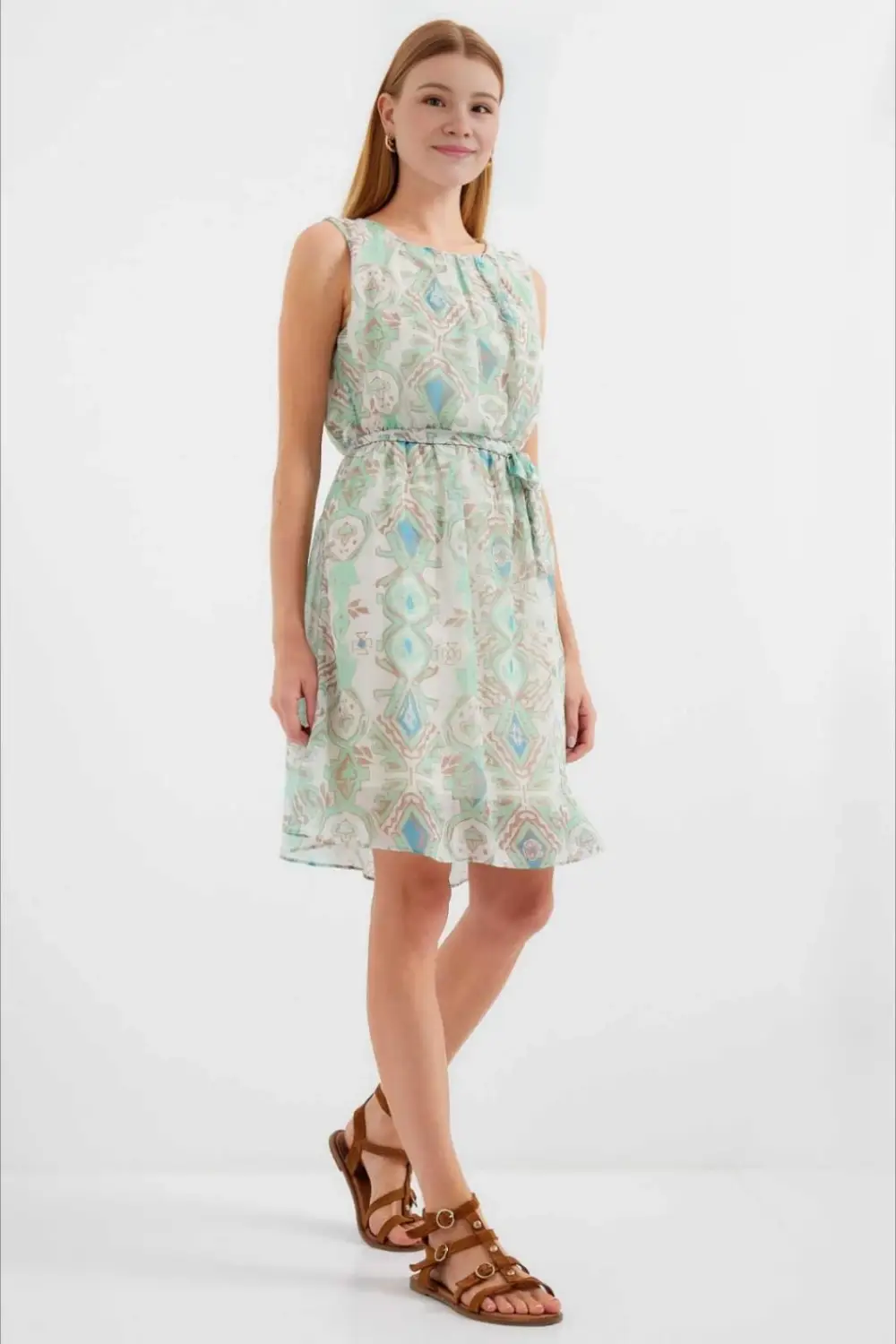 فستان شيفون أخضر مزين بحزام وخصر مطاطي بدون أكمام، مصنوع من 100% بوليستر، تصميم عصري ومريح يناسب جميع الأجسام