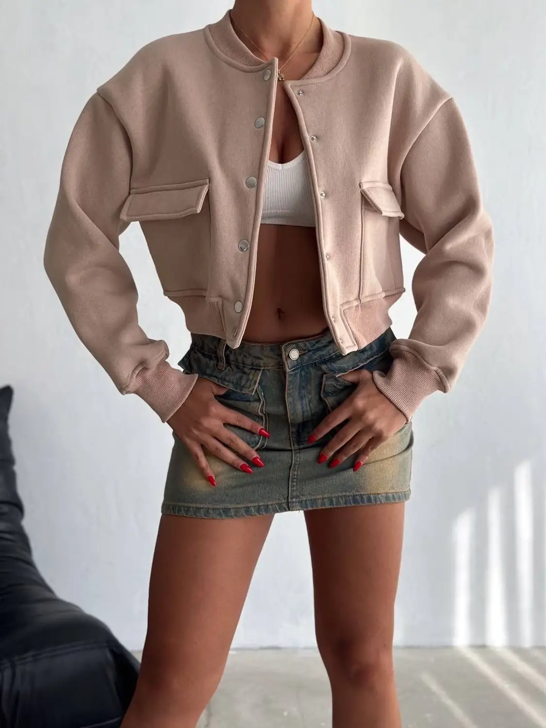 Короткая куртка-бомбер для женщин с двумя карманами и застежкой на кнопках, ворсистая внутри, 95% вискозы, 5% лайкры