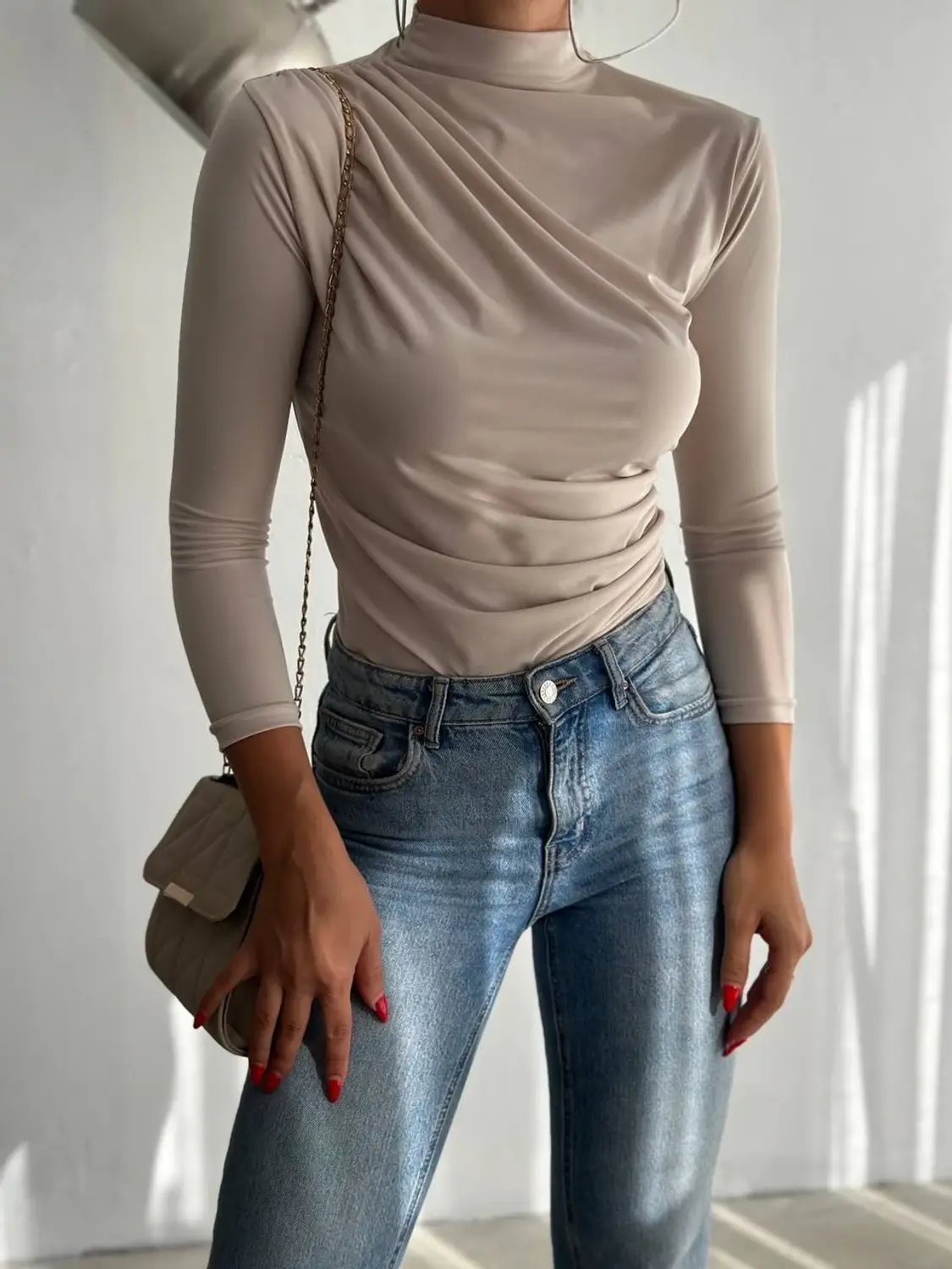 Kadın Bej Omuz ve Beli Büzgülü Yarım Balıkçı Yaka Sandy Bluz HZL24W-FRY122451