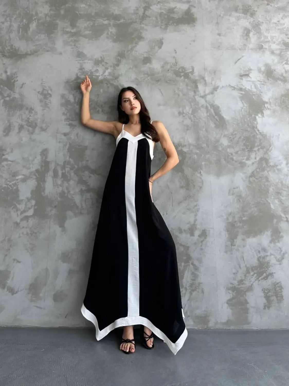 Kadın Siyah Beyaz Detaylı Asimetrik Kesim V Yaka Ayarlanabilir İp Askılı Elbise HZL24S-MJ113041