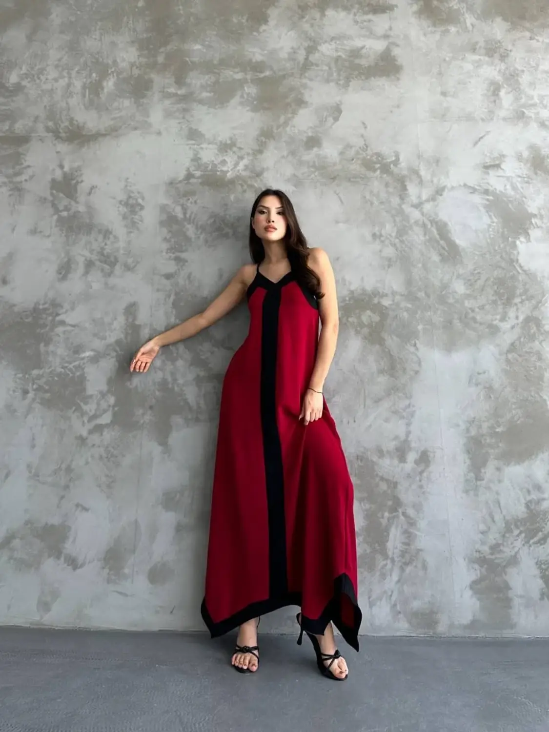 Kadın Bordo Siyah Detaylı Asimetrik Kesim V Yaka Ayarlanabilir İp Askılı Elbise HZL24S-MJ113041