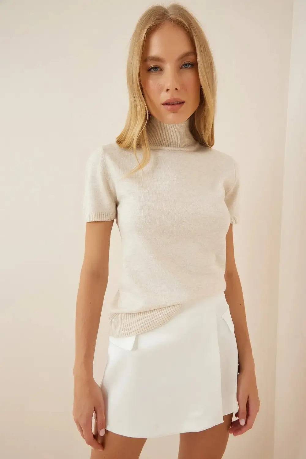 سترة نسائية محبوكة ذات ياقة مدورة وأكمام قصيرة باللون الكريمي HZL23W-BD1101051