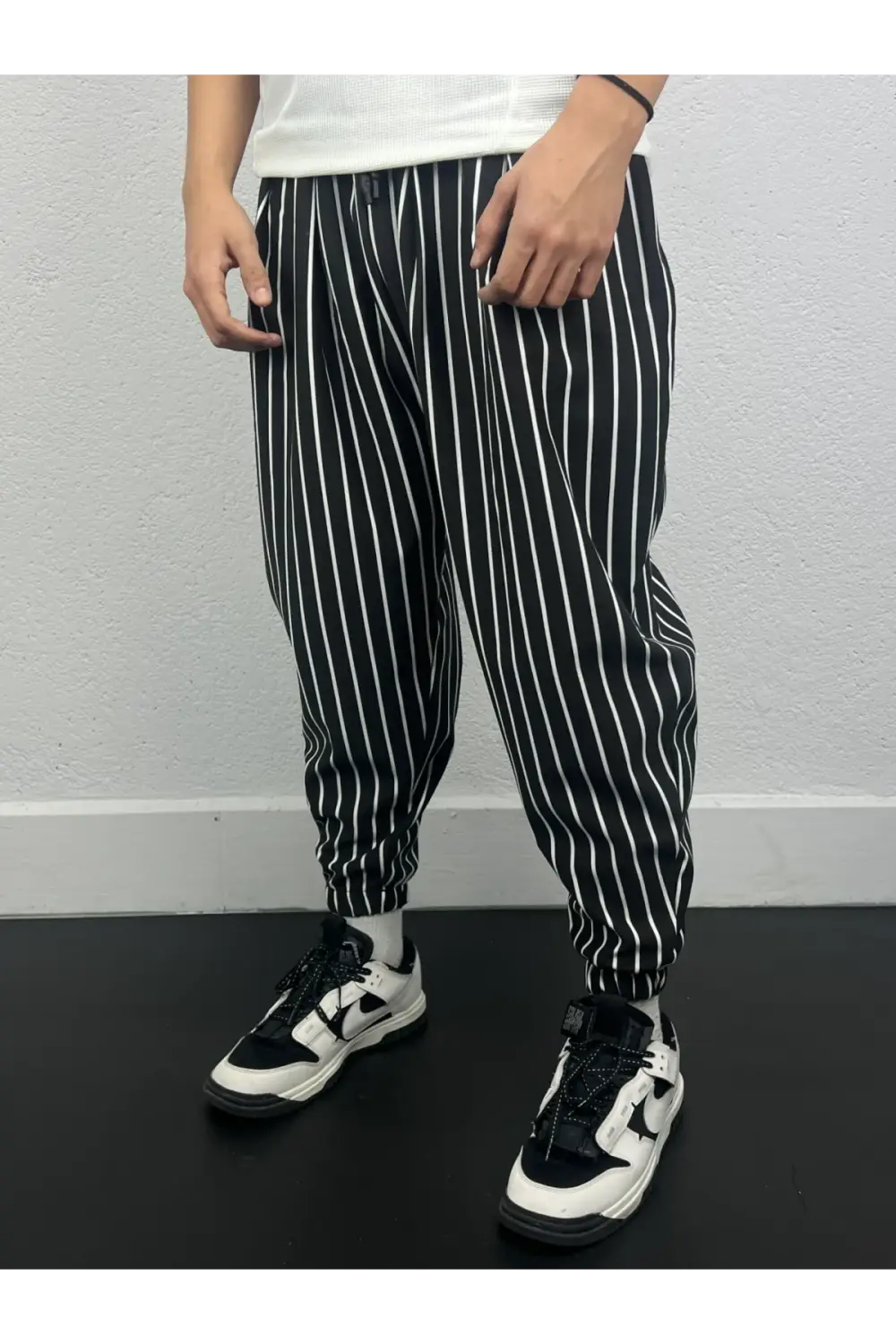 Чорні та білі смугасті джоггери для чоловіків із еластичним поясом і манжетами, з комфортного матеріалу, 100% бавовна