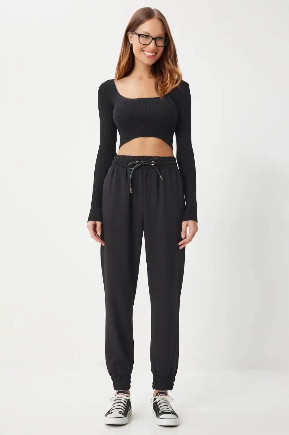 Женские черные джоггеры с карманами и поясом, 100% полиэстер, удобные и практичные, доступные размеры 34, 36, 38, 40, 42