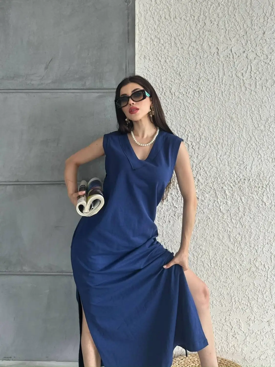 Жіноча темно-синя сукня V-подібним вирізом без рукавів з кишенями та розрізами