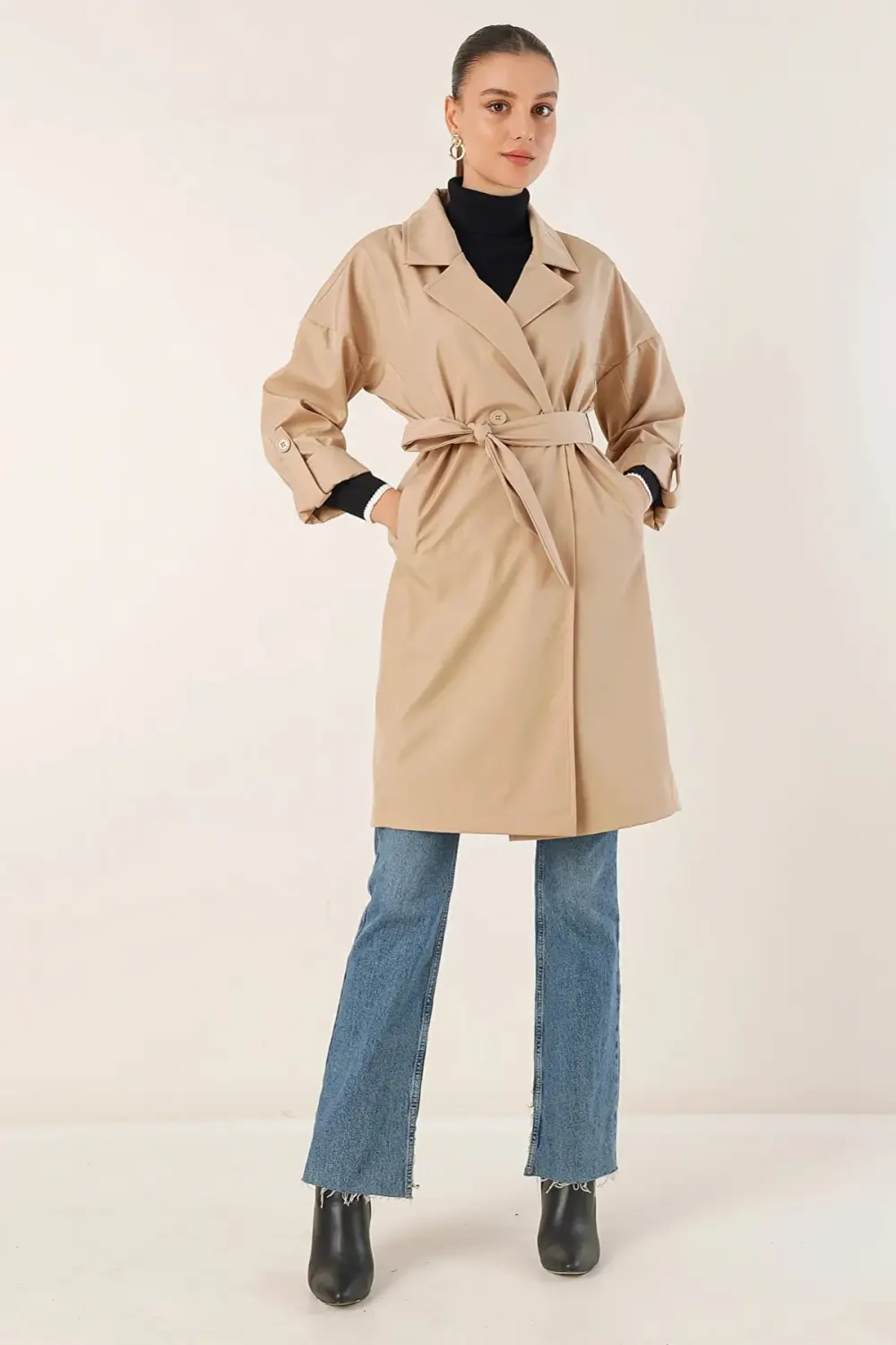 معطف نسائي قصير بجيب وحزام كريمي وياقة مزدوجة الصدر HZL23W-BD191041