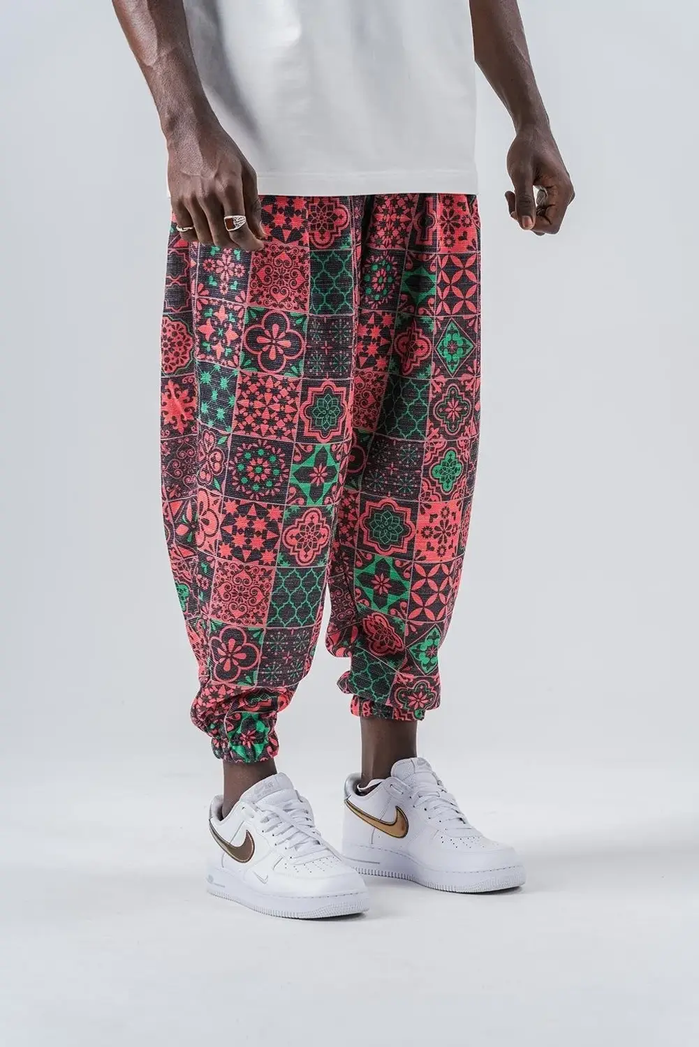 بنطال جوجر واسع الرجال بالأحمر مزخرف مع حزام مطاطي وجيوب، قماش مريح وذو تنفس، مصنّع في تركيا