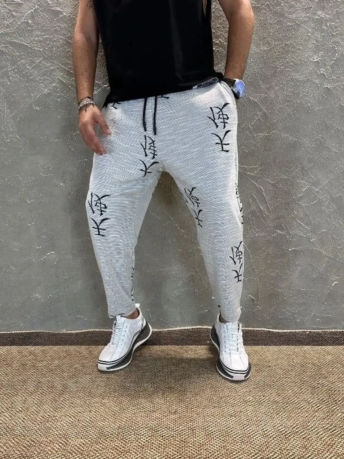 سروال رياضي رجالي رمادي مزخرف بنمط ياباني بحزام حبل ومقص مريح مع جيوب متعددة