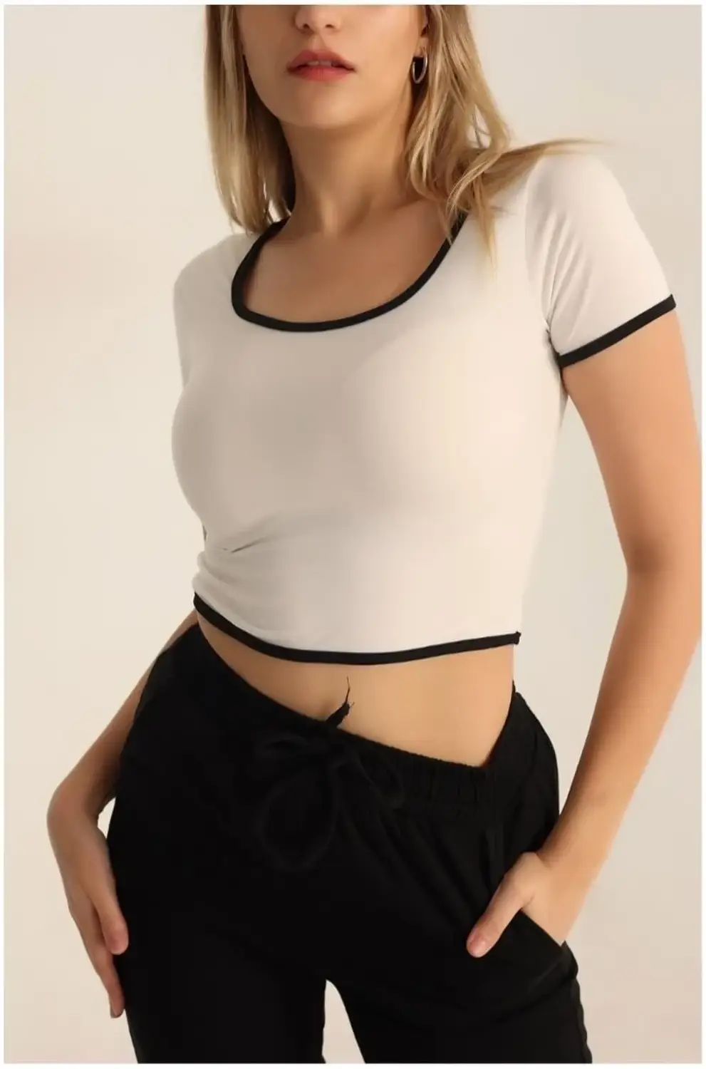 Блузка женская короткий рукав счерной окантовкой, 95% полиэстер, 5% ликра, размер S/36, длина 40 см, плечо 16 см, производство Турция