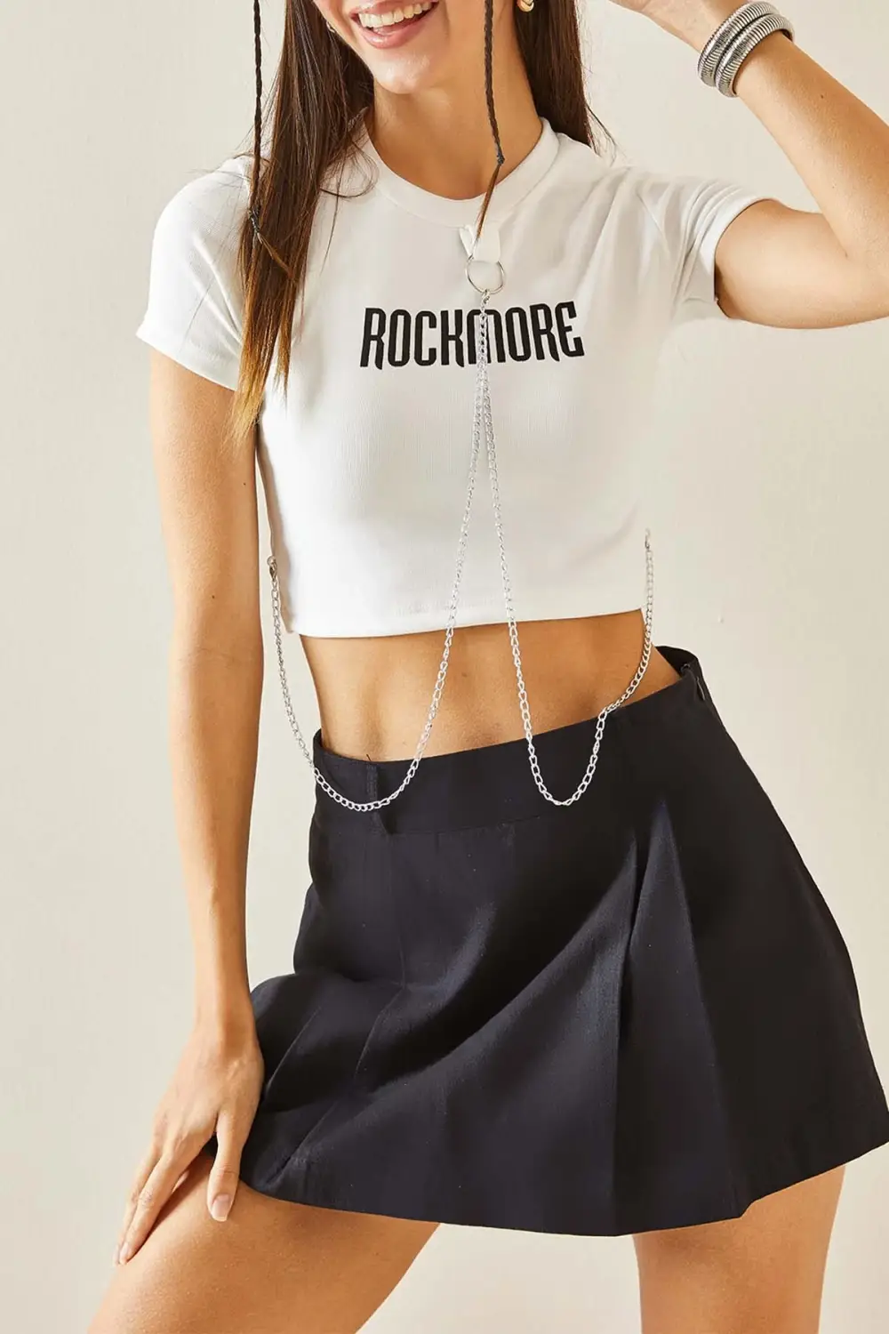 Жіноча біла футболка з принтом ROCKMORE та аксесуарами у вигляді ланцюга, розмір S/36, 100% поліестер, стильний кроп-топ