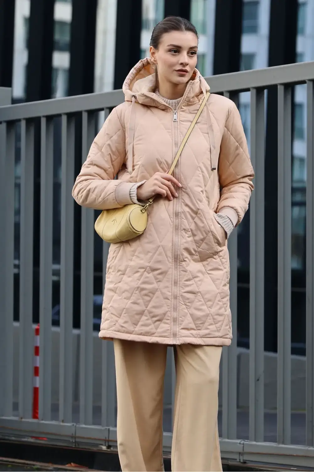 Женская кремовая стеганая длинная пуховка HZL22W-BD151381, 100% Polyester, размер M/38, капюшон несъемный, карманы, производство Турция