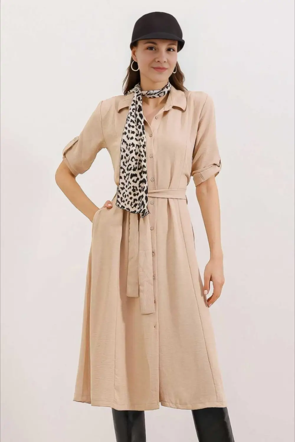 فستان نسائي كريمي بأكمام طويلة بحزام وأزرار مخفية من قماش فيسكوز