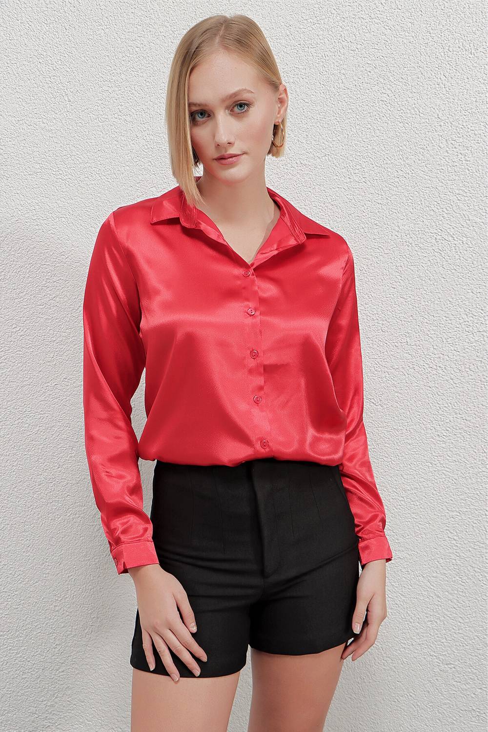 Жіноча червона легка сорочка з сатиновою поверхнею та м'якою текстурою, овальний крій