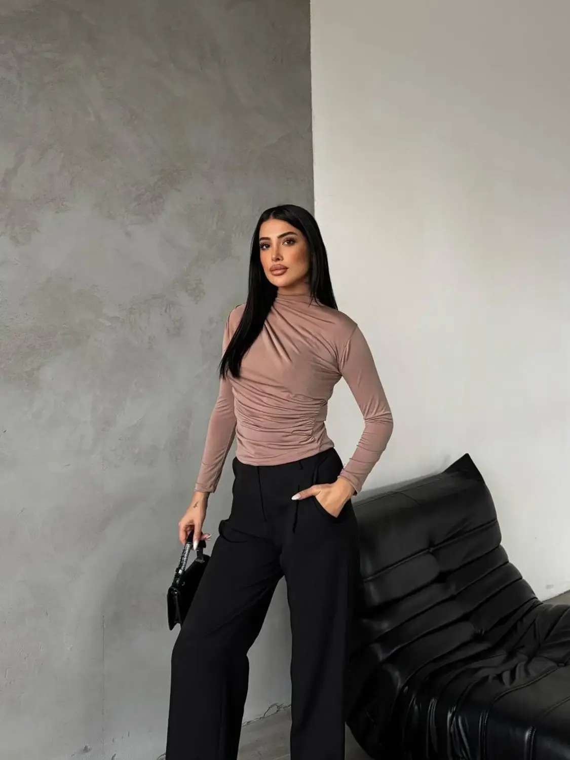 بلوزة نسائية برقبة نصف كول ومزودة بجوانب قابلة للتعديل من ساندي بمواد بوليستر وليكرا