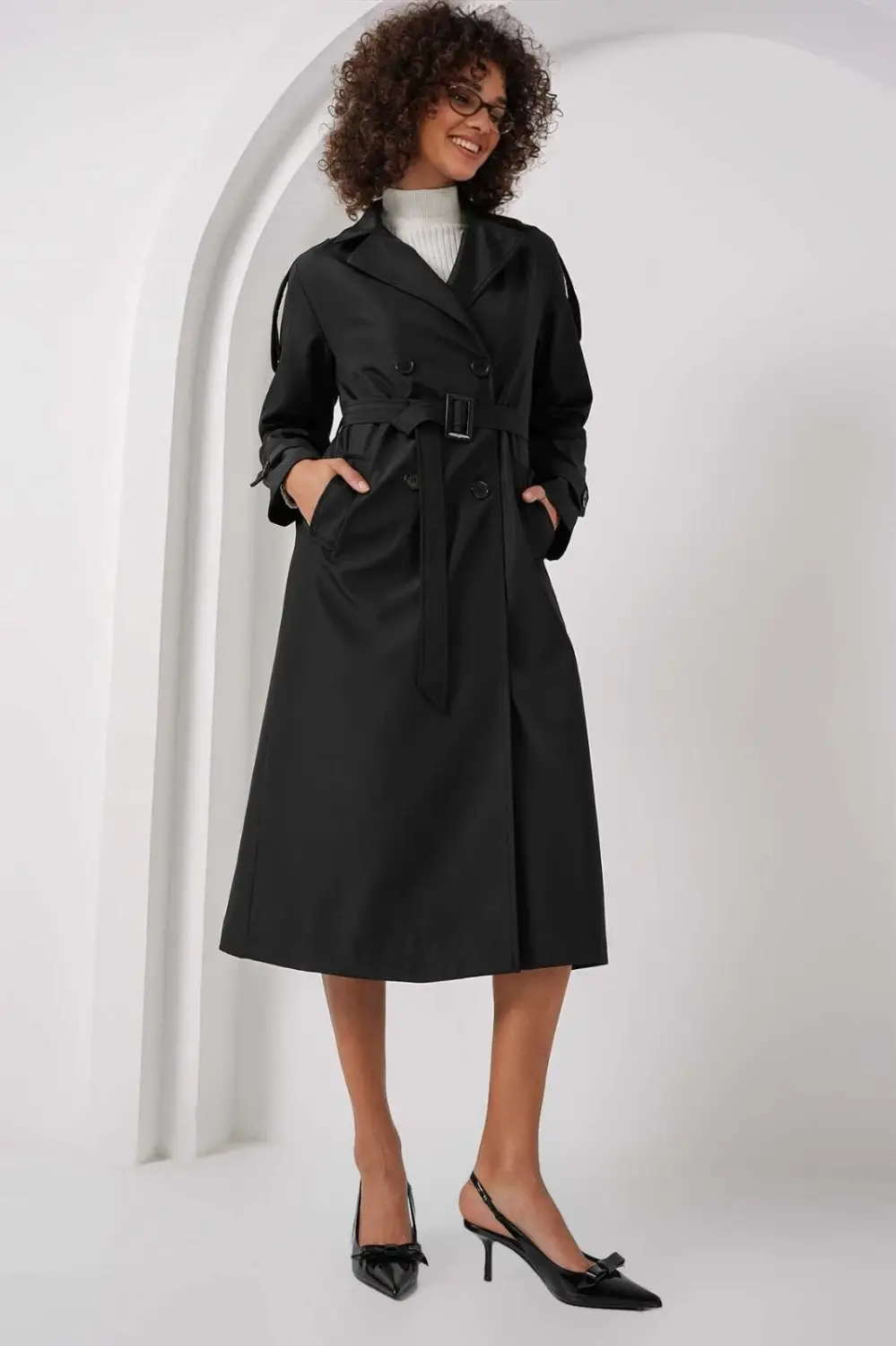 معطف نسائي أسود مزود بحزام ودفة مزدوجة ومتعدد المواسم مع بطانة