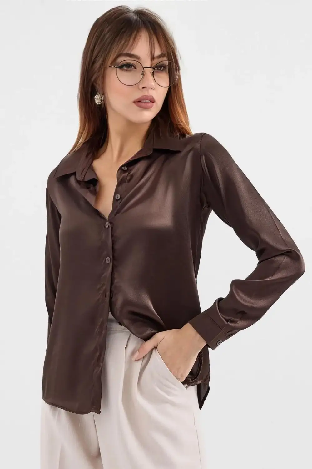 بلوزة حجاب نسائية من الساتان باللون البني بتصميم عصري، مريحة وبجودة عالية، متاحة بمقاسات متنوعة تناسب كل الأذواق