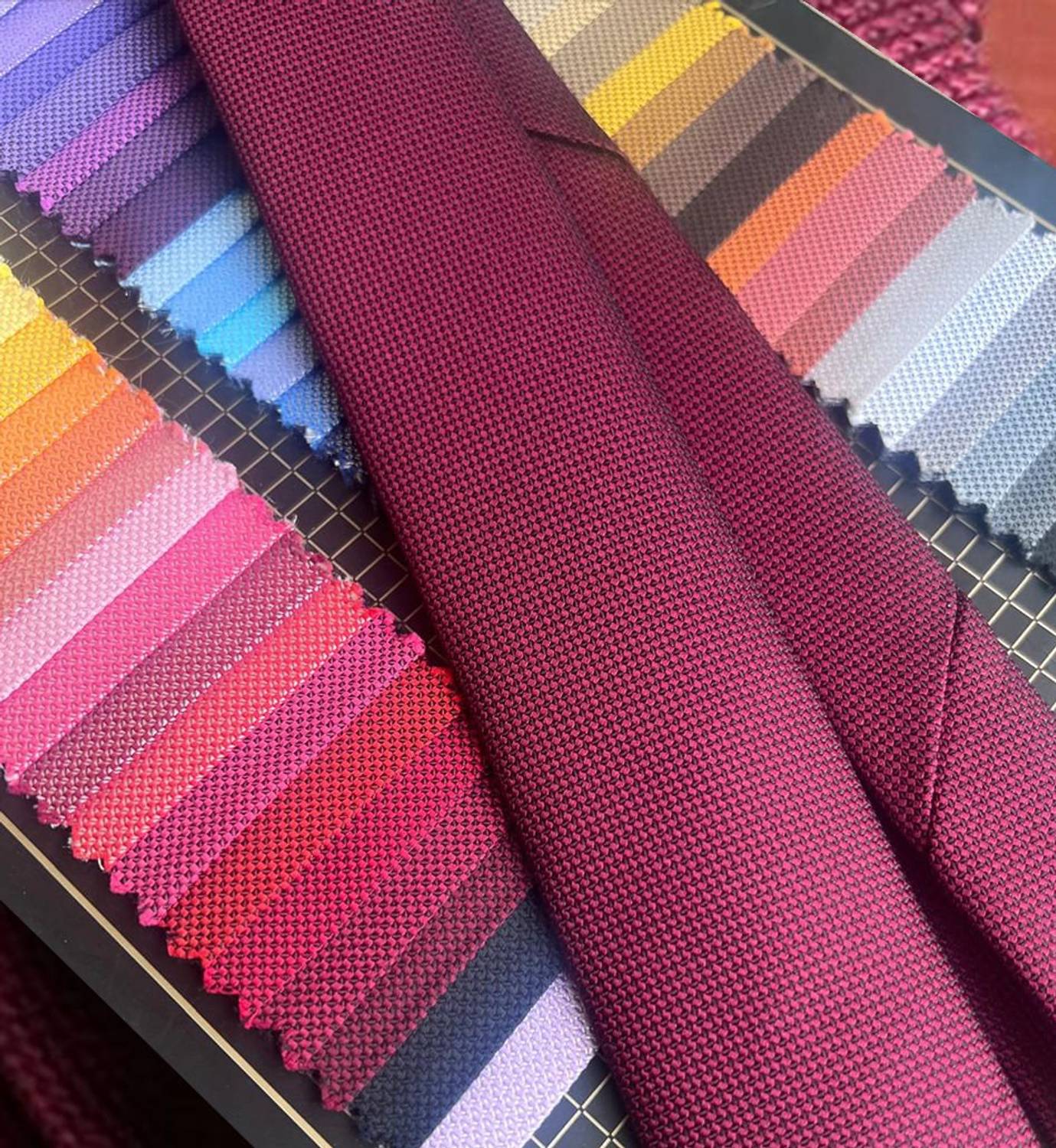 Мужской бордовый галстук с узором "птичий глаз", узкий, 5.7 см x 135 см, в комплекте зажим для галстука