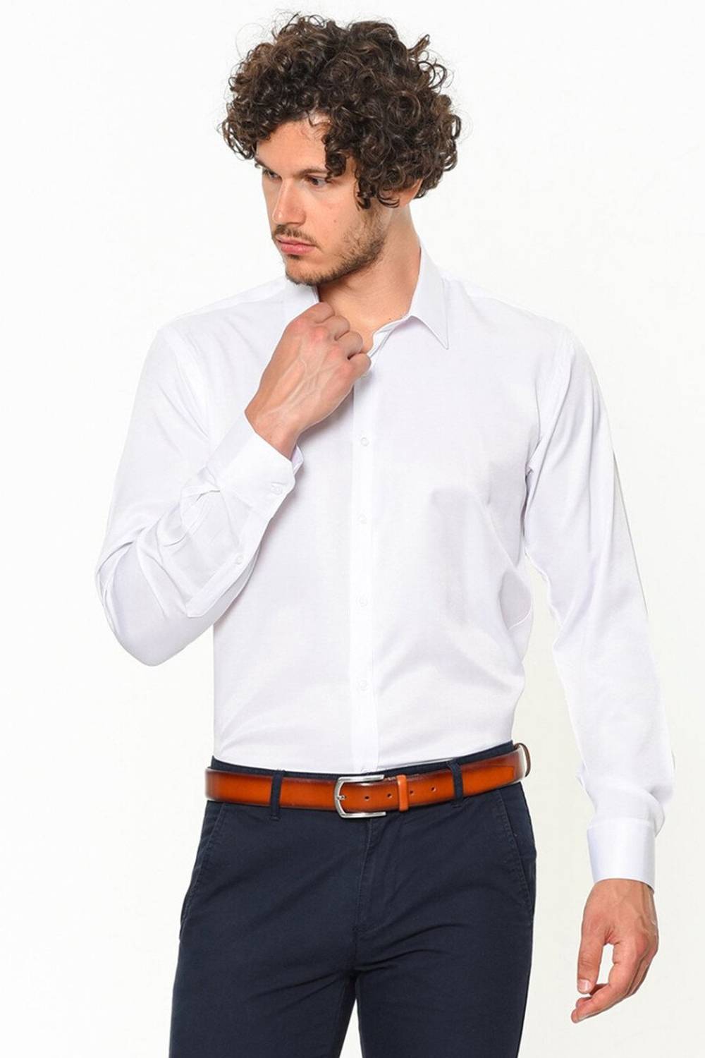 قميص أبيض للرجال بقصة ضيقة وأكمام طويلة
