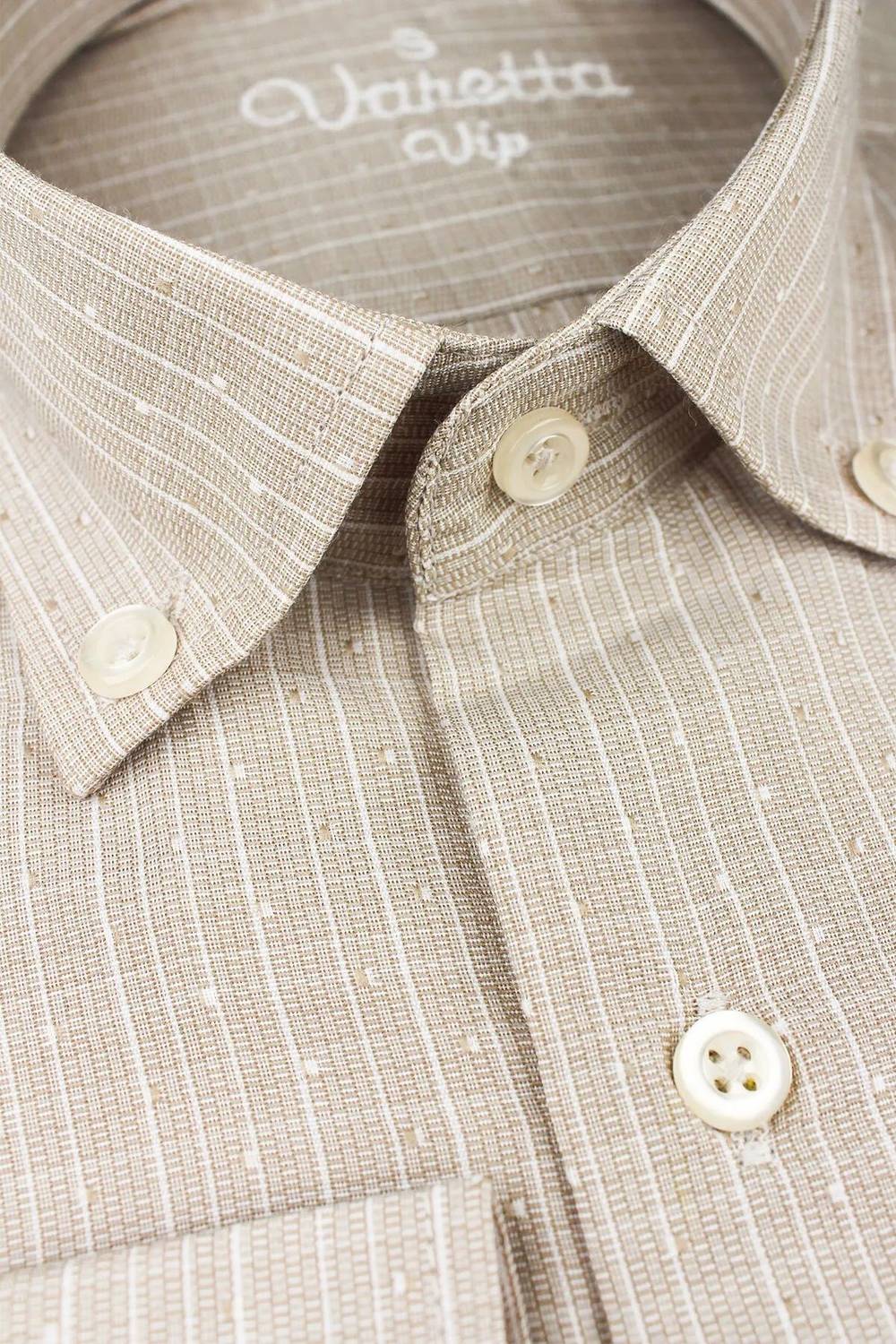 قميص قطن طويل الأكمام بتصميم كلاسيكي ومريح، اللون بني بلمسة كتان، حجم S