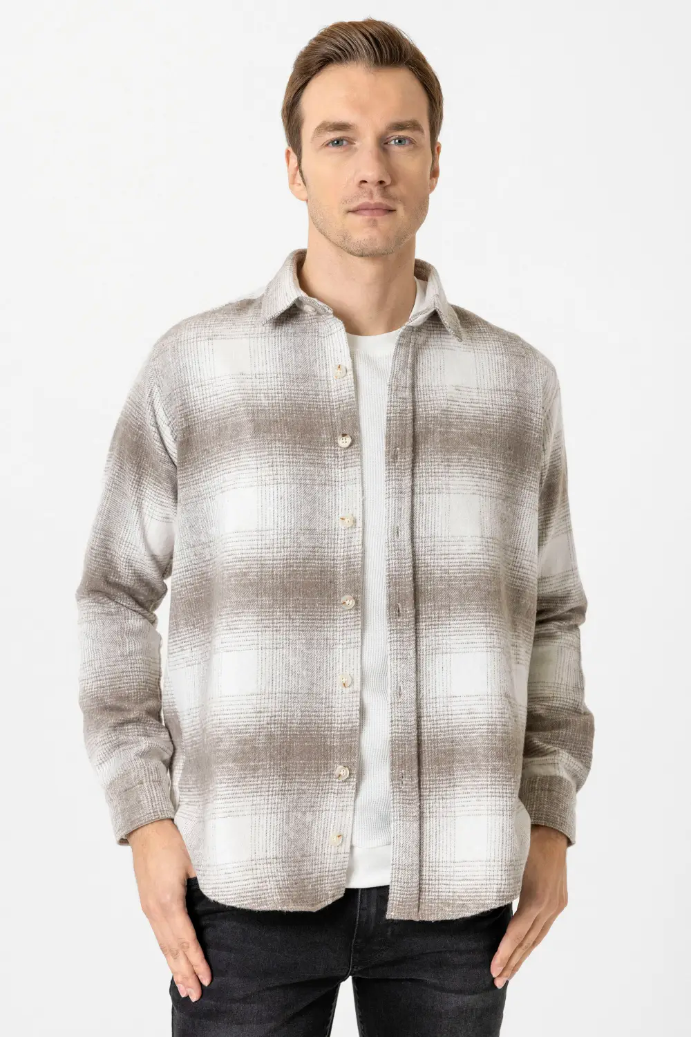 Регулярна сорочка з квадратним візерунком та класичним коміром, склад: 50% бавовна, 50% поліестер, кольор бежева, розміри XL, L, M, XXL