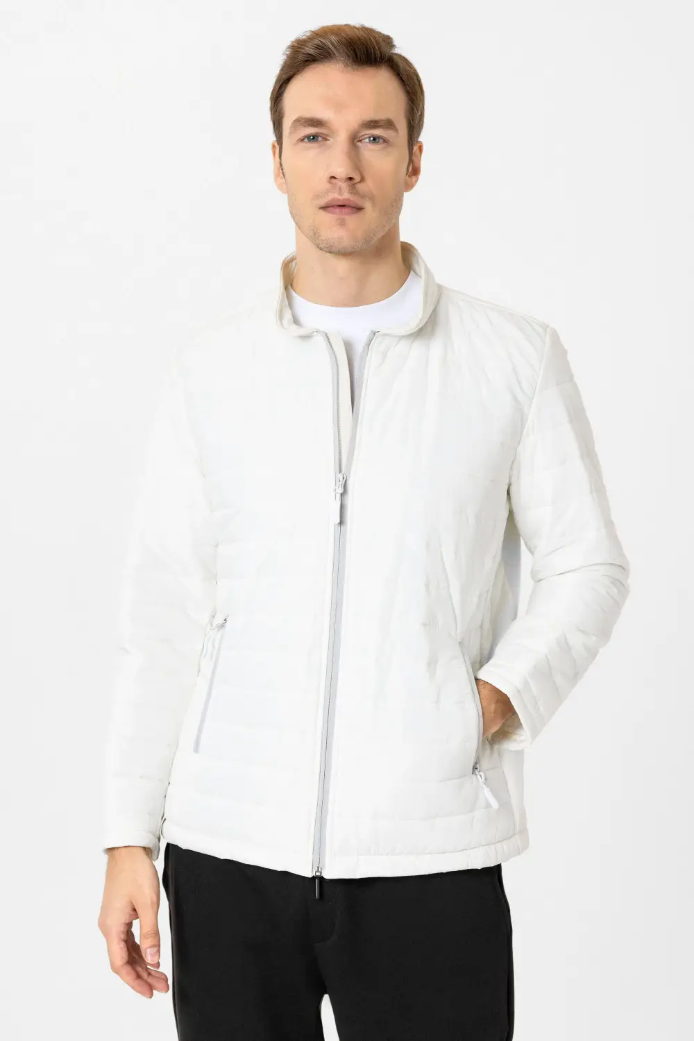 Слим-каліпований капітонований пальто, 100% поліестер, доступне в білому кольорі, розміри 50-54