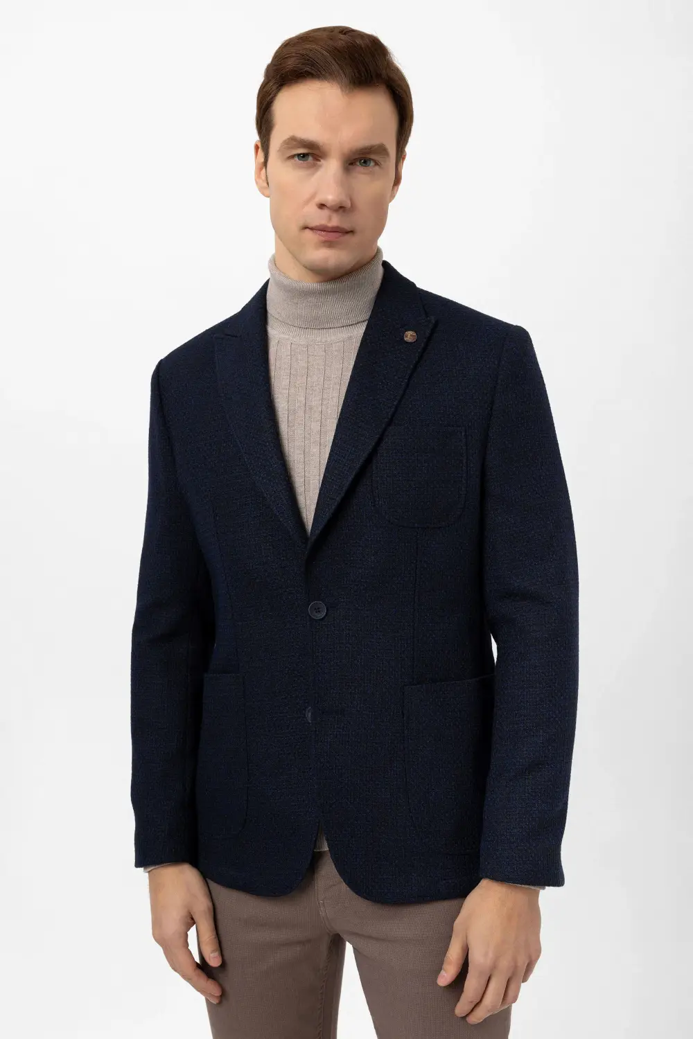 Узкий жакет с армированными деталями, 48 размер, темно-синий, с двумя пуговицами и карманами с откидными крышками