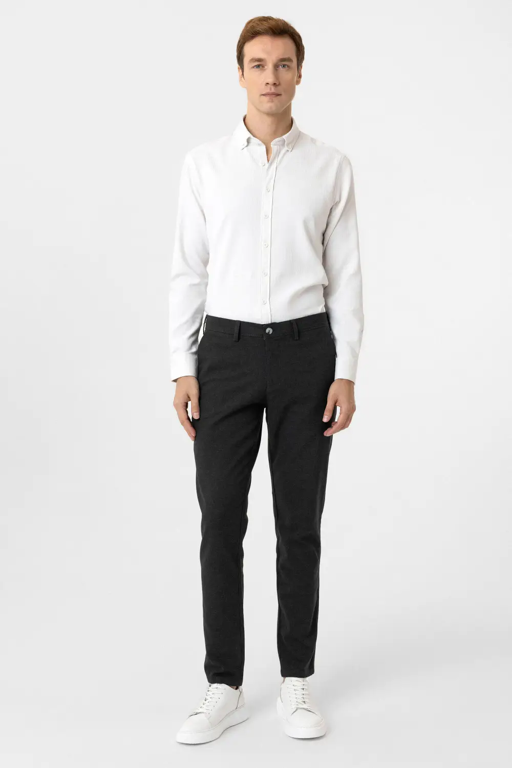 بنطال عسكري بقصة رفيعة ومزود بجيوب جانبية - متوفر بأحجام مختلفة ولون كحلي