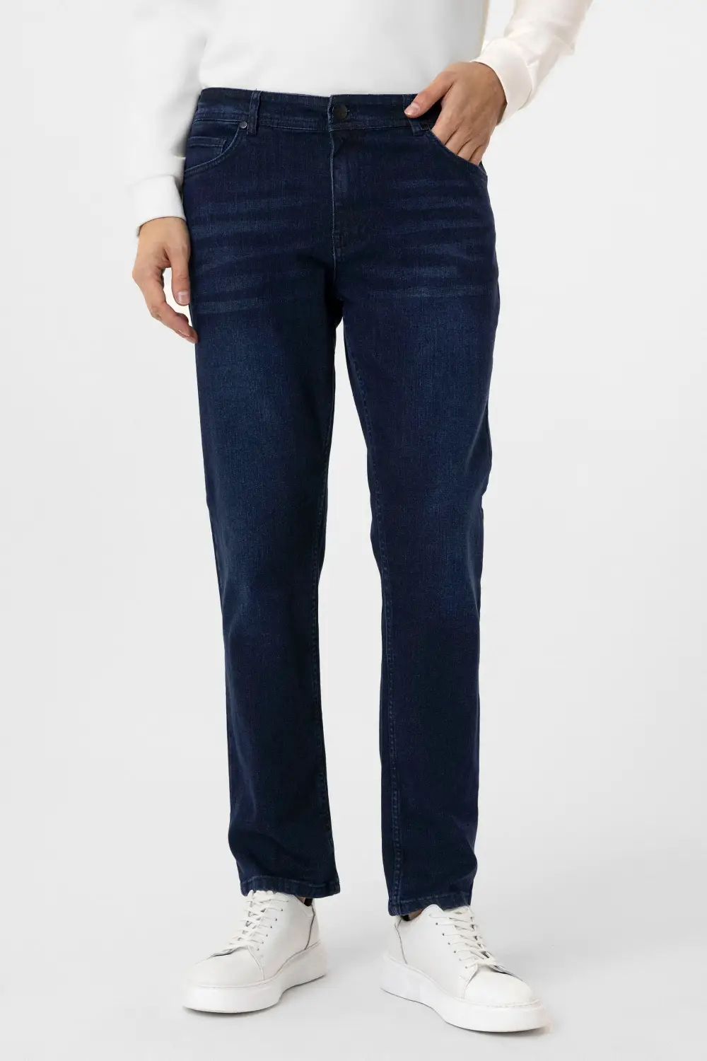 بنطال جينز كاجوال بقصة عادية بمدخل عميق أزرق داكن  خمس جيوب  مصنوع في تركيا من قطن عالي الجودة  يحتوي على 99% قطن